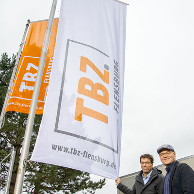Bild vergrern: Präsentation des neuen Logos des TBZ Flensburg - Geschäftsführer Heiko Ewen und Ratsherr Pelle Hansen - 15.11.2019 - Foto Marcus Dewanger